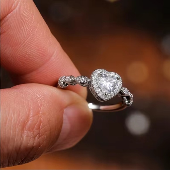 New Women’s 925 Silver Romantic Heart Diamond Ring - Picture 4 of 7
